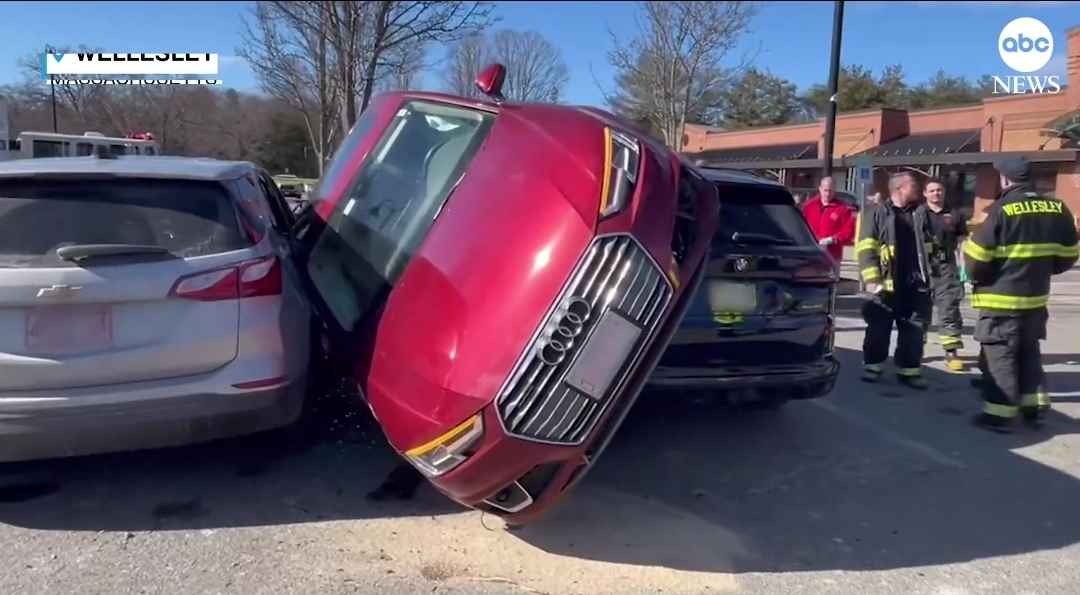 Полиция обнаружила на парковке автомобиль на боку. Как так вышло?