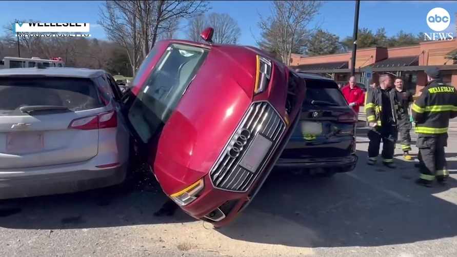 Полиция обнаружила на парковке автомобиль на боку. Как так вышло?