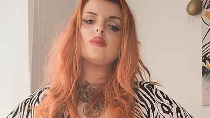 «Одевались мной на Хэллоуин» — Женщина рассказала, как начала зарабатывать грудью десятки тысяч долларов после «издевок»