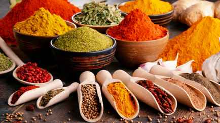 Эти пять специй считают самыми полезными в мире. Какая поможет справится с простудой, а какая — с морщинами?