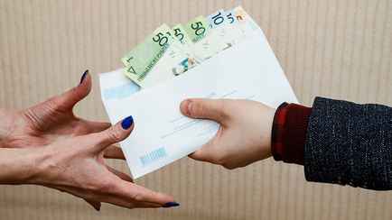 10 рублей за день. В Смолевичах врача обвинили во взятках и подделке больничных. Пациентов тоже накажут?