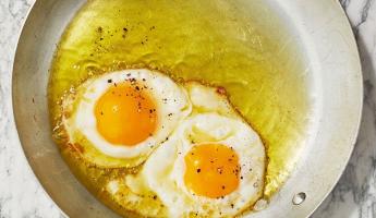Диетолог назвала лучшее масло для жарки яиц. Сколько лить на сковороду?