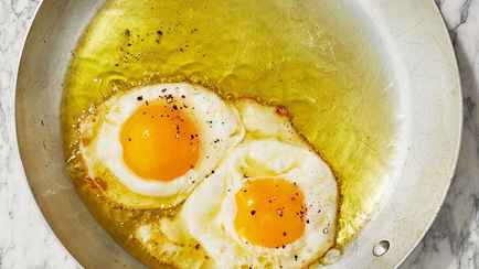 Диетолог назвала лучшее масло для жарки яиц. Сколько лить на сковороду?