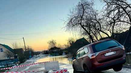 «Легендарная яма. Дед про нее рассказывал» — В Молодечно машина провалилась в асфальт