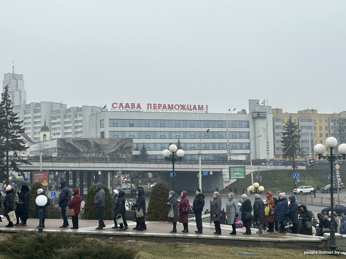 В центре Минска выстроилась километровая очередь. Что случилось?