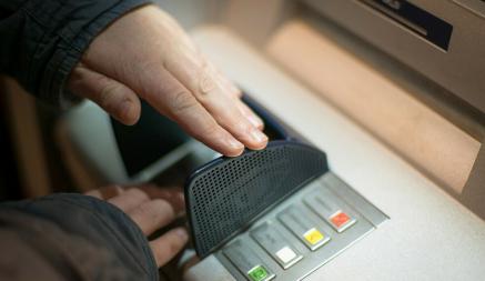 Казахстанский банк запретил операции с картами «МИР» из-за санкций. А что в Беларуси?