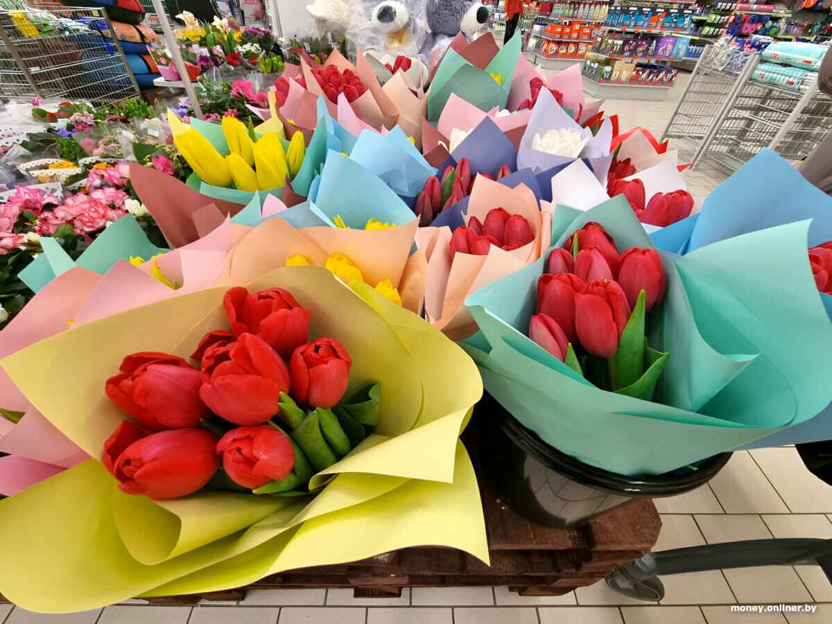 В белорусских магазинах появились тюльпаны. И уже со скидками