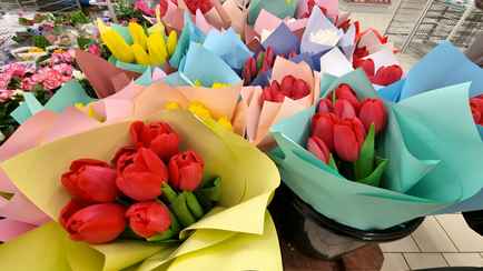 В белорусских магазинах появились тюльпаны. И уже со скидками