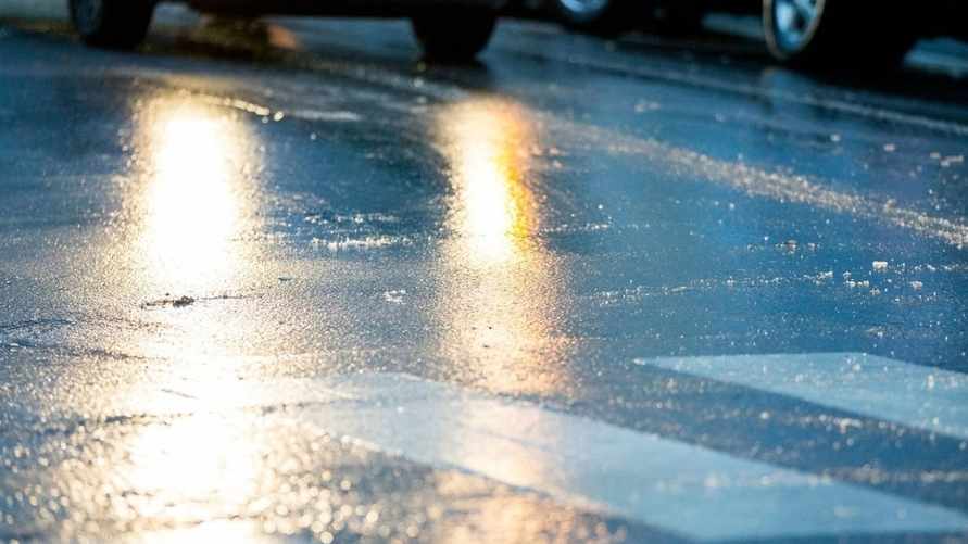 Как белорусам ездить по “стеклу” на дороге? Вот что нужно заранее знать о заносах в гололедицу