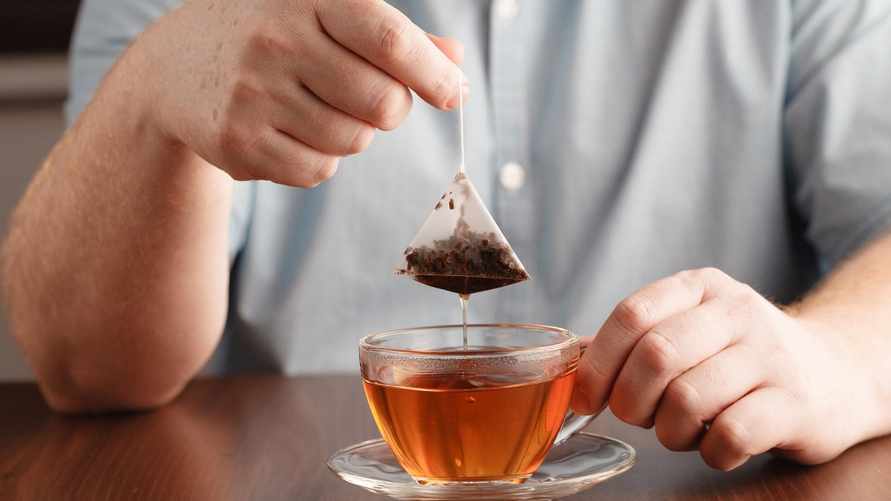 Почему не стоит выбрасывать чайные пакетики? Об этих полезных применениях знают не все