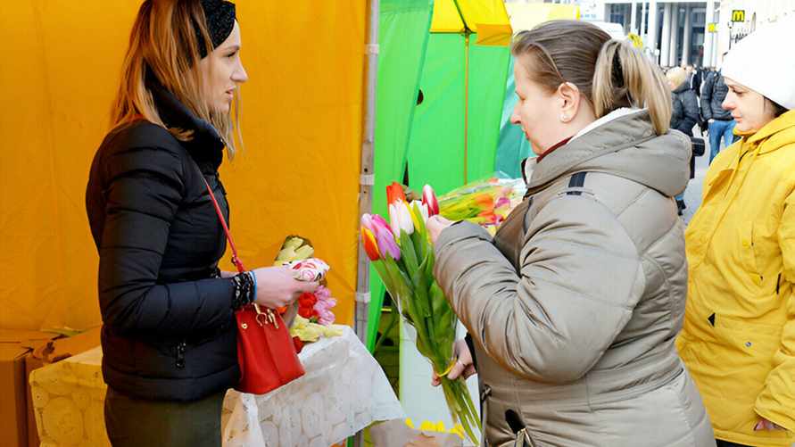 Штраф до 2000 руб. В налоговой предупредили, кому нельзя продавать цветы к 8 марта