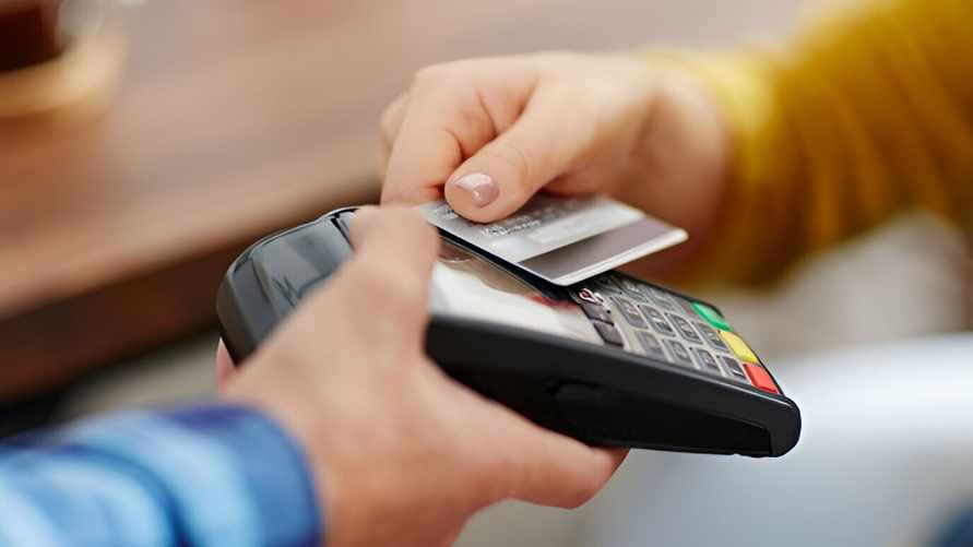 Несколько белорусских банков предупредили о перерывах в обслуживании карточек. Когда?