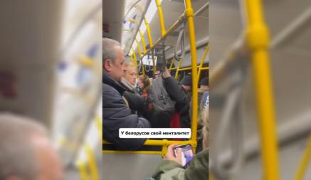 «Прям мистика какая-то» — Видео в автобусе в Минске вызвало вопросы у россиян. Белорусы все объяснили