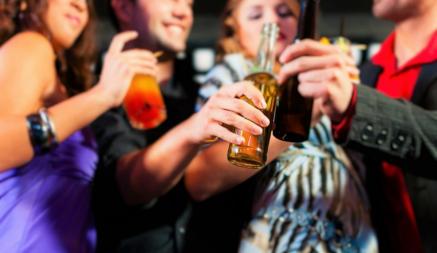 Правда ли, что алкоголь помогает заснуть, а женщины пьянеют быстрее мужчин? Разобрались с самыми популярными убеждениями