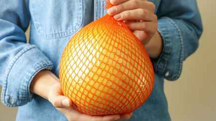 Многие неправильно чистят помело? Вот как сделать это быстрее и проще