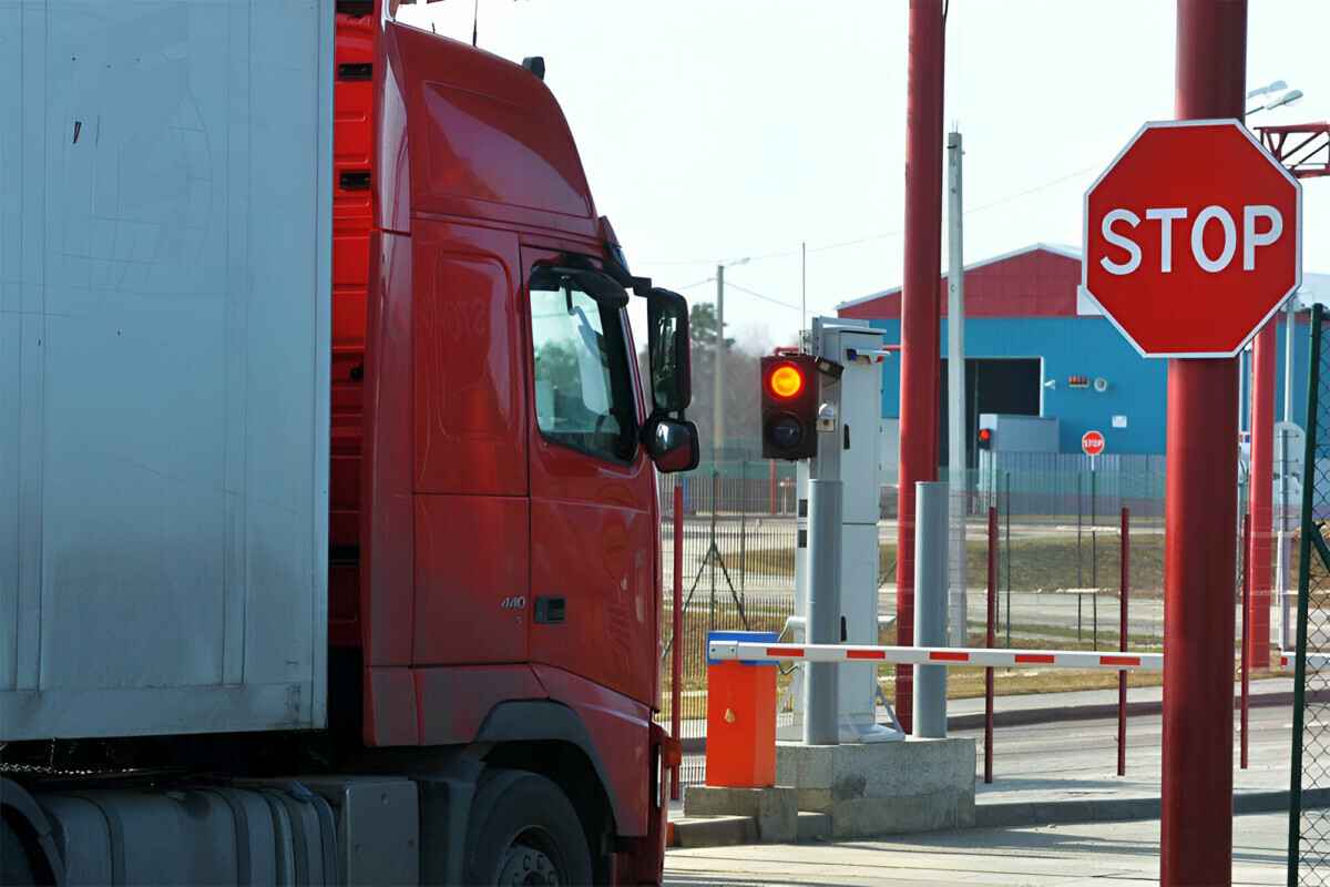 Нужно ли белорусам платить налог на застрявшие в Украине авто? Объяснили в МНС