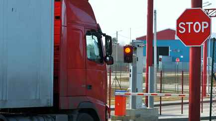 Нужно ли белорусам платить налог на застрявшие в Украине авто? Объяснили в МНС