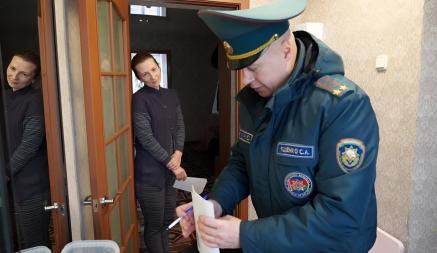 Инспекторы МЧС пообещали белорусам устроить рейды «в каждый дом» и «интерактив со всеми членами семьи». Зачем?