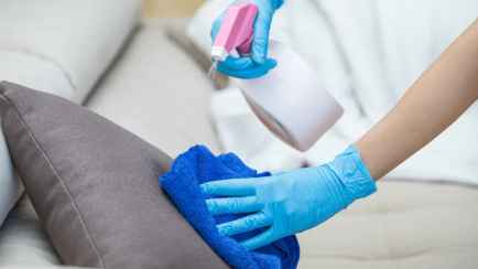 Это дешевое домашнее средство поможет почистить подушки, не стирая их. Как приготовить?