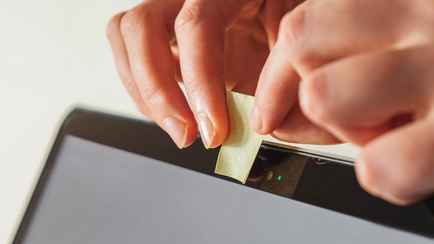 Ученые доказали, что заклеивание камеры на ноутбуке не спасает от хакеров. Что нужно сделать дополнительно?