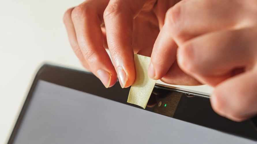 Ученые доказали, что заклеивание камеры на ноутбуке не спасает от хакеров. Что нужно сделать дополнительно?