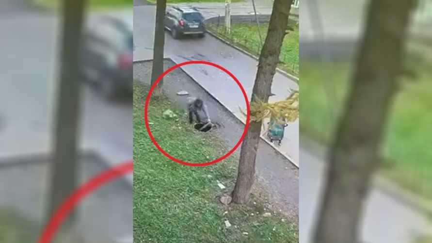 "Сила мамы активирована" — Женщина спасла ребенка, упавшего в люк. Чем впечатлила десятки тысяч людей?