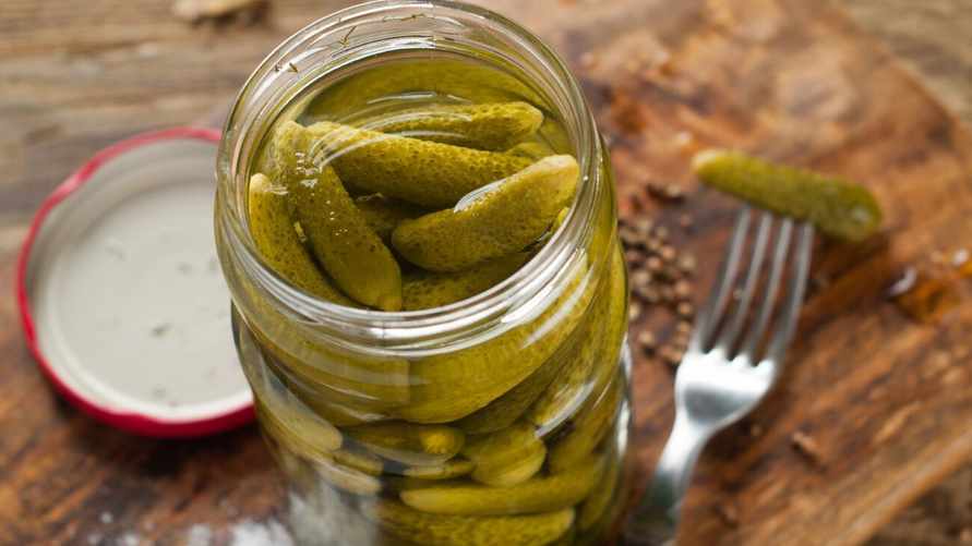 Выливаете огуречный рассол? Зря. Вот где можно применить его с пользой