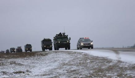 Белорусских водителей предупредили о колоннах военной техники на дорогах. В каком районе?
