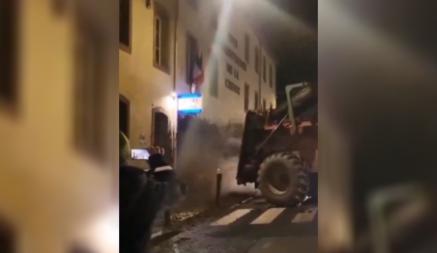 Французские фермеры залили навозом полицейский участок