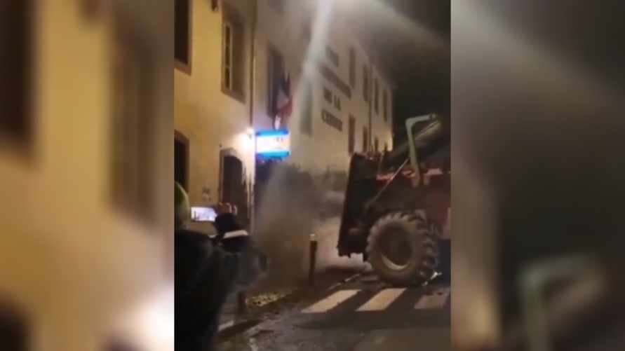 Французские фермеры залили навозом полицейский участок