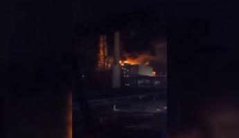 Появилось видео пожара на российском НПЗ «Лукойл» после атаки беспилотника