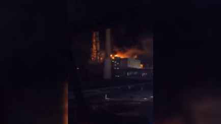 Появилось видео пожара на российском НПЗ «Лукойл» после атаки беспилотника