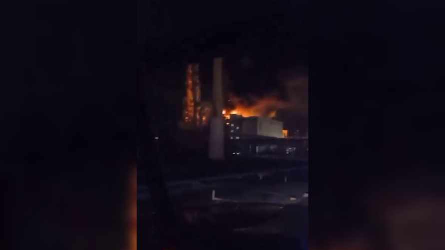 Появилось видео пожара на российском НПЗ «Лукойл» после атаки беспилотника