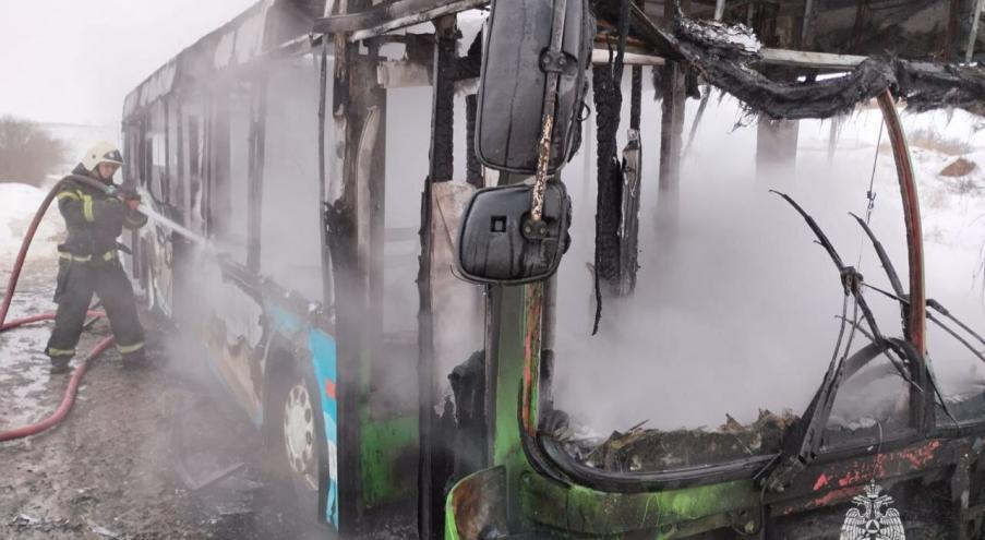По данным ведомства, возгорание произошло утром, когда автобус
