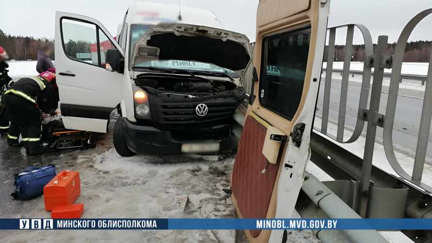 На трассе «Минск-Могилев» маршрутка с пассажирами влетела в ограждение. Семь человек увезли в больницу