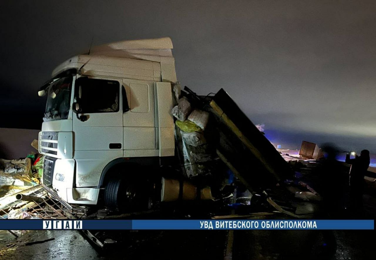 На трассе под Витебском не разъехались две фуры — один водитель погиб