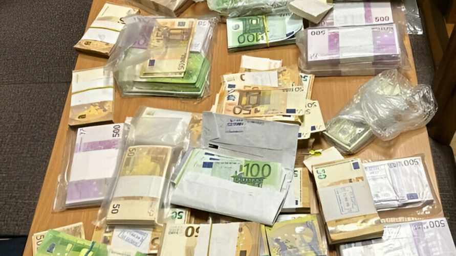 Пенсионерка в Минске выбросила из окна больше 760 тысяч евро