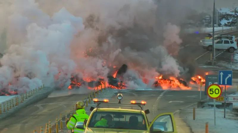 Появились фото, как лава поглощает дороги в Исландии