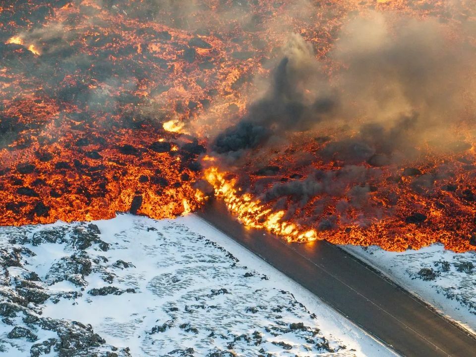 Появились фото, как лава поглощает дороги в Исландии