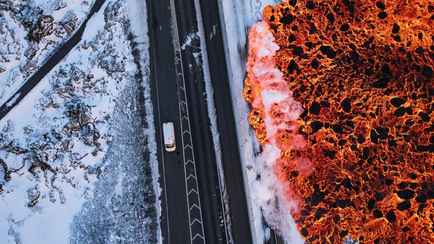 Появились фото, как лава поглощает дороги в Исландии