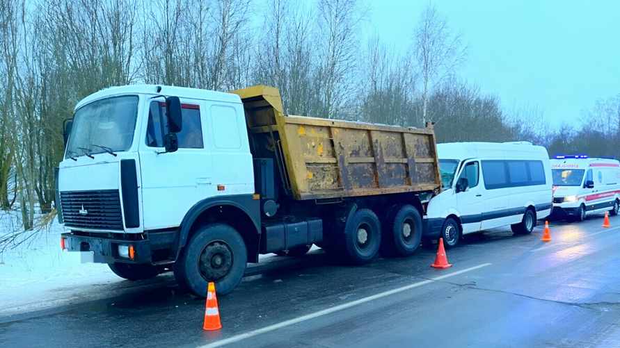 Под Витебском микроавтобус столкнулся с «МАЗом». Семь человек увезли в больницу