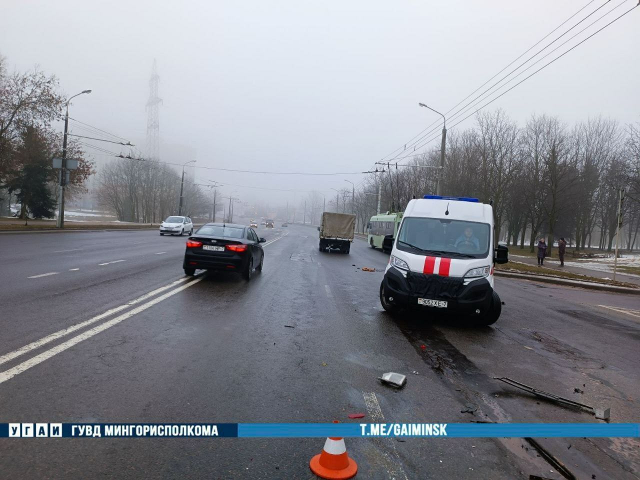 В Минске микроавтобус сбил двух работников дорожной службы