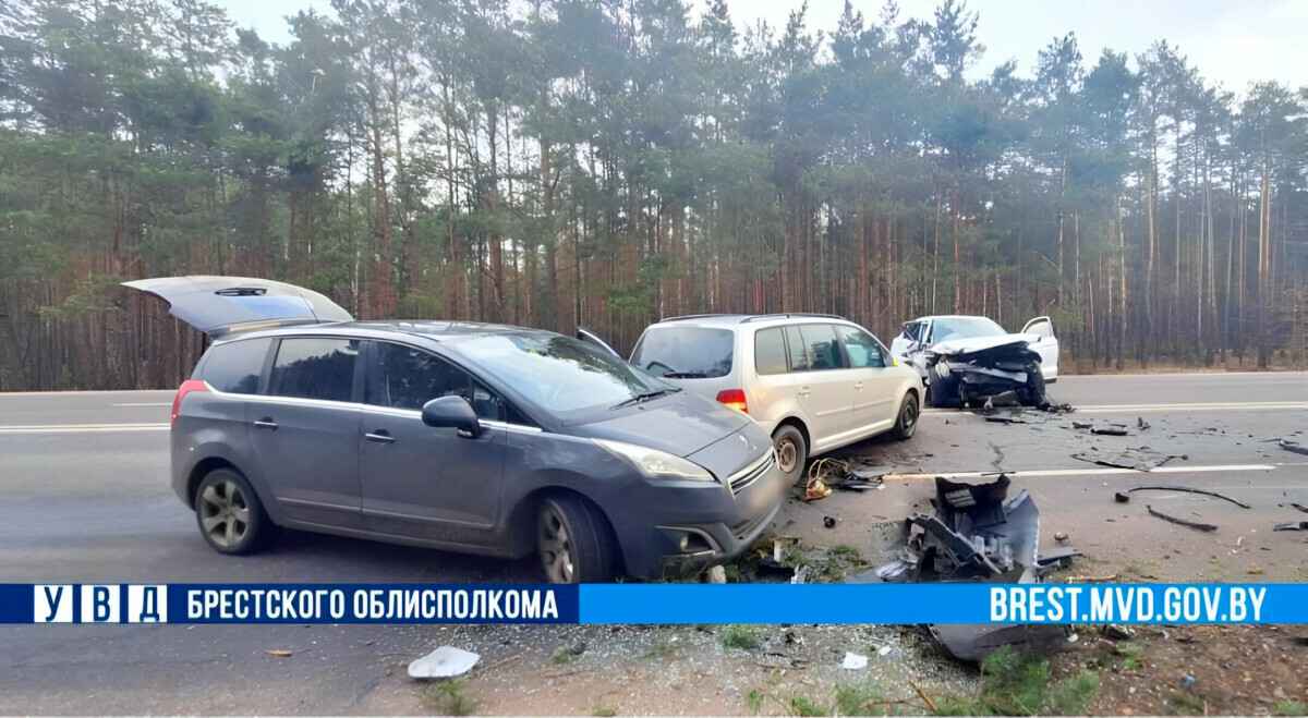 Под Брестом столкнулись три легковушки и трактор. Кто ударил первым?