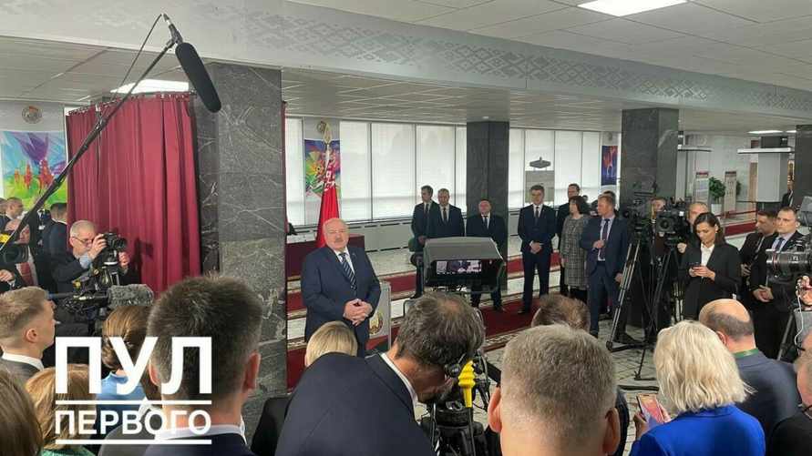 "Передайте им" — Лукашенко пообещал участвовать в выборах президента в 2025 году