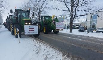 В Латвии фермеры вывели трактора до дороги и потребовали немедленно запретить ввоз белорусской продукции