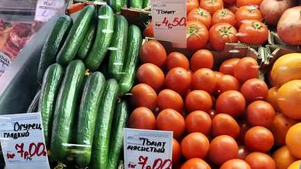В Беларуси начали продавать огурцы и помидоры по 4,9 рубля за кило. Где купить дешевле, чем в магазине?