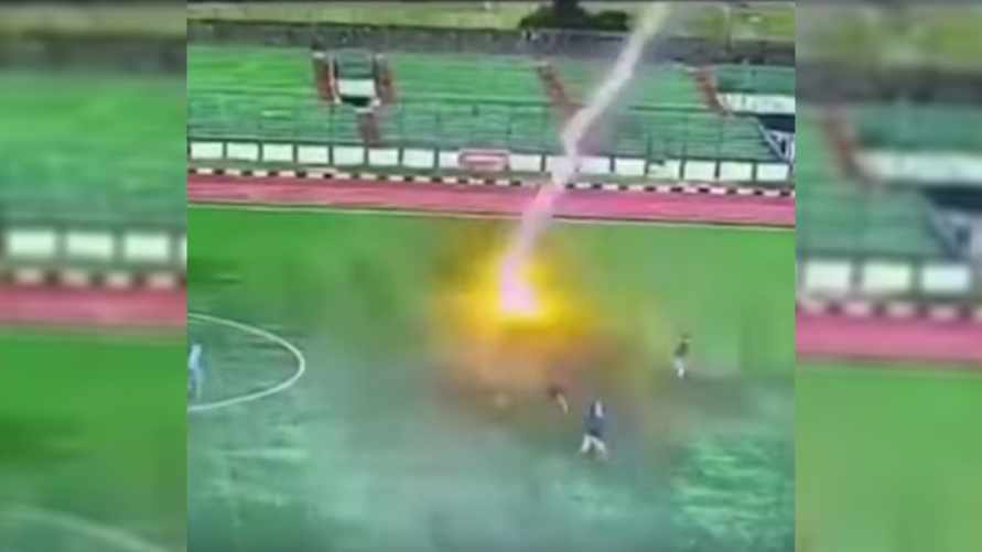В Индонезии во время матча молния убила футболиста