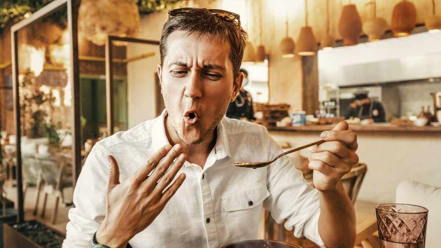 Эта дешевая пряность поможет белорусам поднять настроение и улучшить пищеварение. Как приготовить чай и массажное масло?