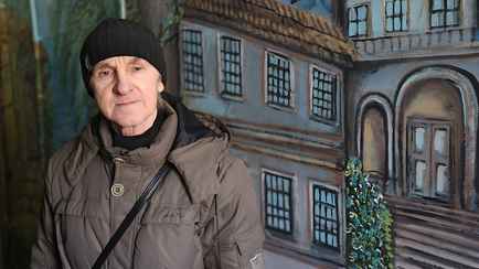 «Вот это красота!» — Минский дворник превратил в картины стены подъездов, которые убирает