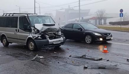 В Минске микроавтобус сбил двух работников дорожной службы